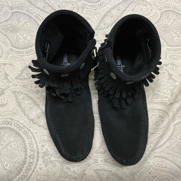 Minnetonka Sz 9m Woman’s black suede moccasins booties - Picture 2 of 8